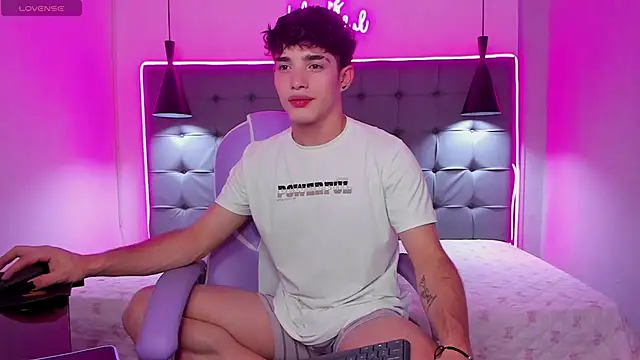 Snapshot of AlejooTwink chatting on December 15, 9:41 pm AlejooTwink online show from December 15, 9:41 pm