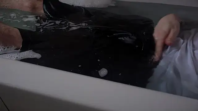 Snapshot of thewetshorts chatting on January 5, 8:00 am thewetshorts online show from January 5, 8:00 am