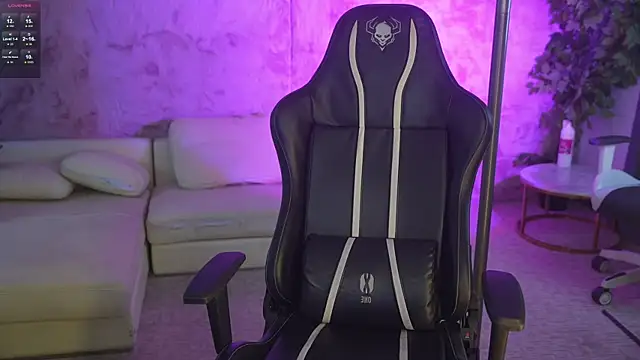 Magnetic Mia  online show from December 18, 1:33 am