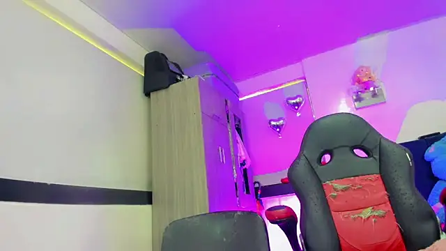 Hellen moons   online show from March 28, 7:13 pm