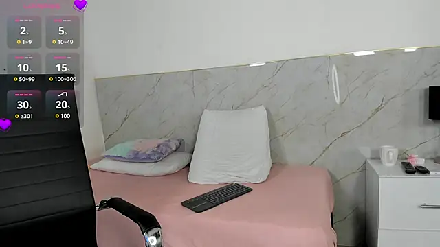 Snapshot of Mackenize chatting on December 13, 6:59 pm Mackenize online show from December 13, 6:59 pm