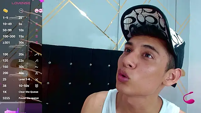 Snapshot of Oliver_king_sex chatting on February 28, 11:23 pm Oliver king sex online show from February 28, 11:23 pm