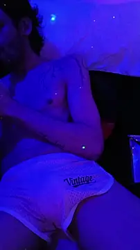 Snapshot of johngil0995 chatting on November 12, 5:52 am johngil0995 online show from November 12, 5:52 am