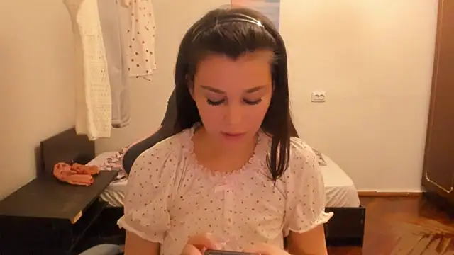 Snapshot of LunaXmii chatting on February 10, 5:19 pm LunaXmii online show from February 10, 5:19 pm