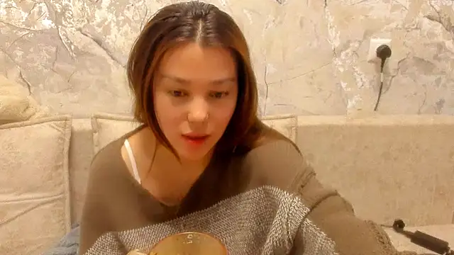Snapshot of LunaXmii chatting on April 19, 12:00 am LunaXmii online show from April 19, 12:00 am