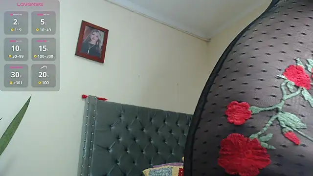 Snapshot of Emmy_flow chatting on December 22, 1:34 am Emmy flow online show from December 22, 1:34 am