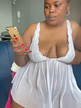 Snapshot of Curveysinaa chatting on January 18, 8:29 am Curveysinaa online show from January 18, 8:29 am