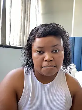 Snapshot of Curveysinaa chatting on February 2, 8:35 am Curveysinaa online show from February 2, 8:35 am