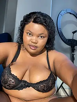 Snapshot of Curveysinaa chatting on February 18, 5:36 am Curveysinaa online show from February 18, 5:36 am