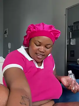 Snapshot of Curveysinaa chatting on February 24, 6:00 am Curveysinaa online show from February 24, 6:00 am