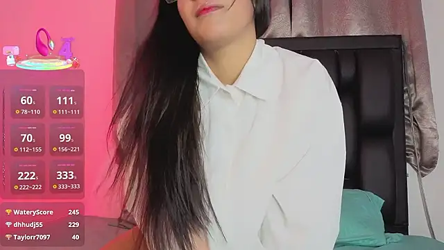 Snapshot of LuciaMoretti_ chatting on February 15, 3:36 am LuciaMoretti online show from February 15, 3:36 am