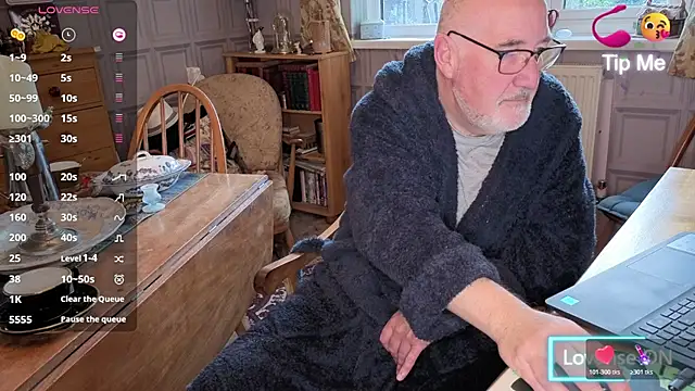 Adamdaddybear online show from October 28, 7:34 am