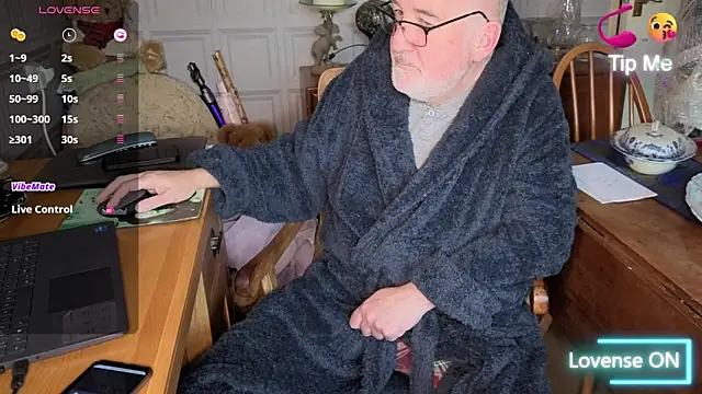 Adamdaddybear online show from December 3, 8:12 am