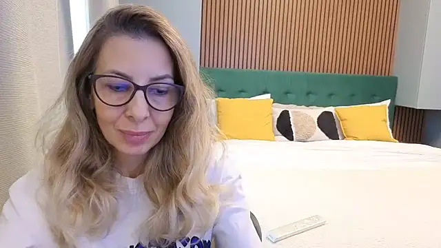 Snapshot of SukyGirl chatting on February 2, 11:42 am SukyGirl online show from February 2, 11:42 am