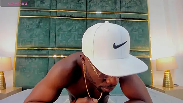 Latrellx7 online show from February 13, 11:28 am