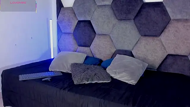 Latrellx7 online show from April 12, 4:06 am