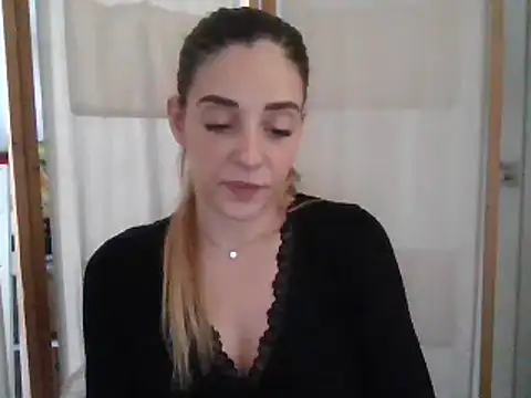 Snapshot of MissBella131 chatting on December 20, 2:27 pm MissBella131 online show from December 20, 2:27 pm