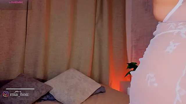 mia bonneett online show from April 4, 4:44 am