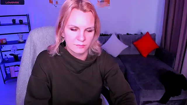 Snapshot of Louisa_Bay chatting on January 17, 8:02 am Louisa Bay online show from January 17, 8:02 am