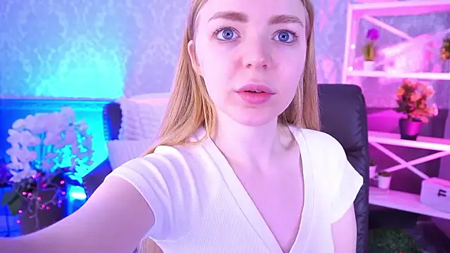 Snapshot of EmilySunshineS chatting on February 1, 8:13 am EmilySunshineS online show from February 1, 8:13 am