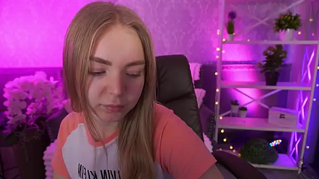 Snapshot of EmilySunshineS chatting on February 9, 8:18 am EmilySunshineS online show from February 9, 8:18 am