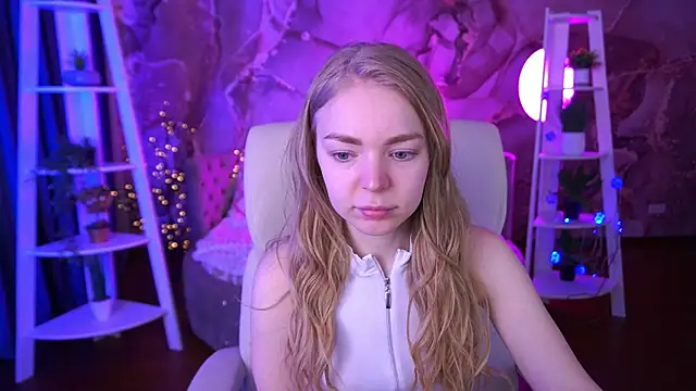 Snapshot of EmilySunshineS chatting on February 11, 7:24 am EmilySunshineS online show from February 11, 7:24 am