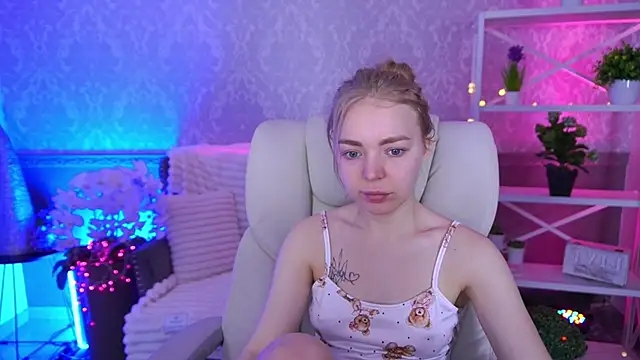 Snapshot of EmilySunshineS chatting on February 13, 7:15 am EmilySunshineS online show from February 13, 7:15 am