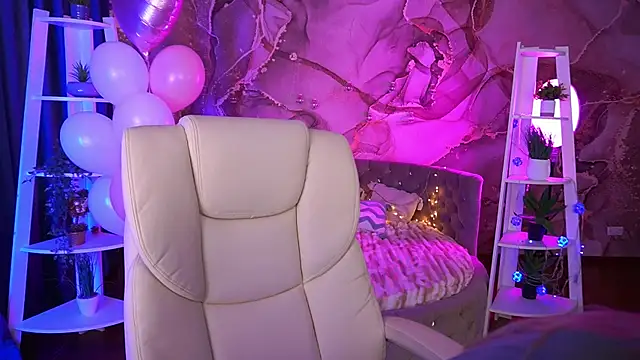 Snapshot of EmilySunshineS chatting on February 17, 9:06 am EmilySunshineS online show from February 17, 9:06 am