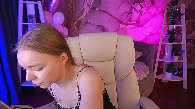 Snapshot of EmilySunshineS chatting on February 18, 7:15 am EmilySunshineS online show from February 18, 7:15 am