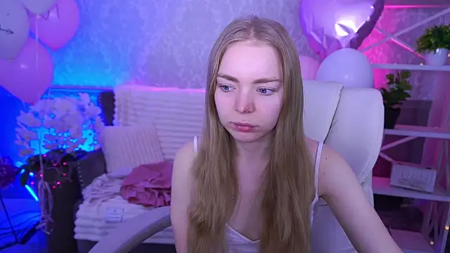 Snapshot of EmilySunshineS chatting on February 19, 7:04 am EmilySunshineS online show from February 19, 7:04 am