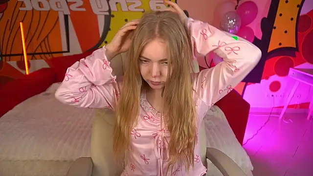 Snapshot of EmilySunshineS chatting on February 20, 7:43 am EmilySunshineS online show from February 20, 7:43 am