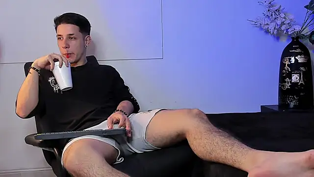 Snapshot of Adan_rivas_ chatting on January 21, 11:24 pm Adan rivas online show from January 21, 11:24 pm