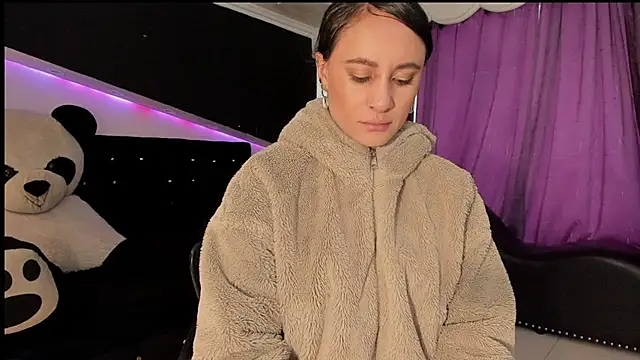 Coral Gibson online show from March 6, 12:45 pm