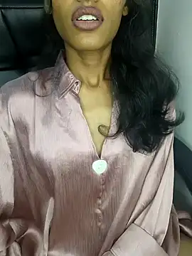 Snapshot of glam_goddess chatting on December 6, 1:29 am glam goddess online show from December 6, 1:29 am