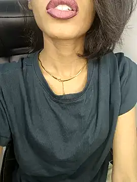 Snapshot of glam_goddess chatting on January 14, 4:15 am glam goddess online show from January 14, 4:15 am