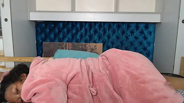 Snapshot of Zeeyonce696 chatting on December 2, 9:39 pm Zeeyonce696 online show from December 2, 9:39 pm