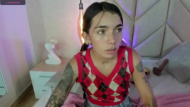 Snapshot of Mollymoon1 chatting on December 11, 12:02 am Mollymoon1 online show from December 11, 12:02 am