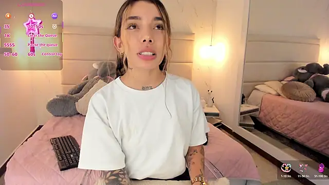 Snapshot of Mollymoon1 chatting on November 14, 8:51 pm Mollymoon1 online show from November 14, 8:51 pm