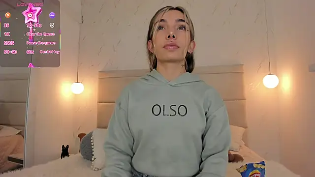 Snapshot of Mollymoon1 chatting on November 23, 8:08 pm Mollymoon1 online show from November 23, 8:08 pm