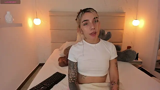 Snapshot of Mollymoon1 chatting on November 27, 7:49 pm Mollymoon1 online show from November 27, 7:49 pm