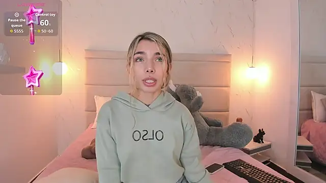 Snapshot of Mollymoon1 chatting on December 1, 8:14 pm Mollymoon1 online show from December 1, 8:14 pm