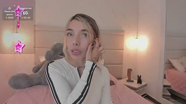 Snapshot of Mollymoon1 chatting on December 2, 9:10 pm Mollymoon1 online show from December 2, 9:10 pm