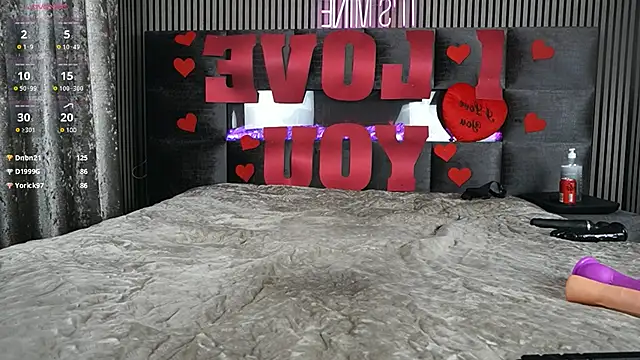 Snapshot of MilaMaaay chatting on February 9, 6:37 pm MilaMaaay online show from February 9, 6:37 pm