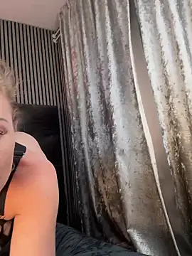 Snapshot of MilaMaaay chatting on October 1, 5:08 pm MilaMaaay online show from October 1, 5:08 pm