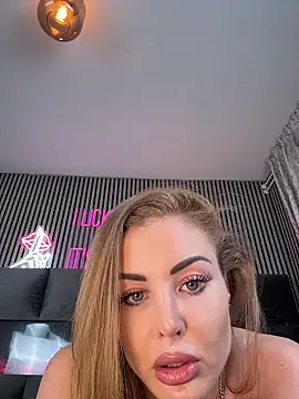 Snapshot of MilaMaaay chatting on October 9, 5:33 pm MilaMaaay online show from October 9, 5:33 pm