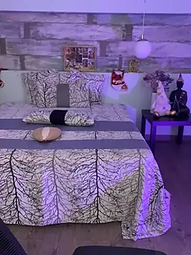 Alisha-Bond online show from December 8, 1:35 am