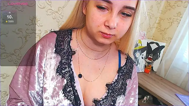 Snapshot of DolphinDreams chatting on January 4, 10:05 am DolphinDreams online show from January 4, 10:05 am