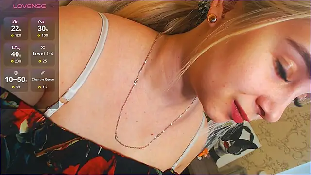 Snapshot of DolphinDreams chatting on March 17, 1:18 pm DolphinDreams online show from March 17, 1:18 pm