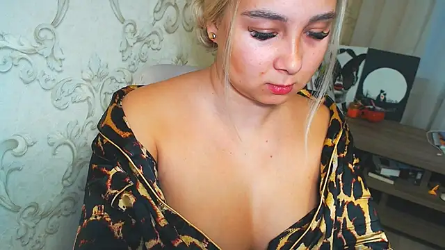 Snapshot of DolphinDreams chatting on November 12, 12:38 pm DolphinDreams online show from November 12, 12:38 pm