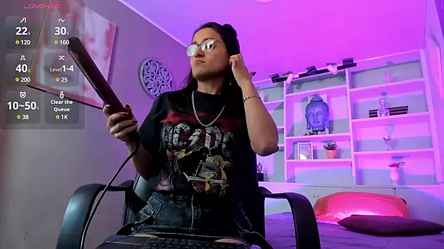 Snapshot of Lucy_Williiams chatting on March 10, 8:56 pm Lucy Williiams online show from March 10, 8:56 pm